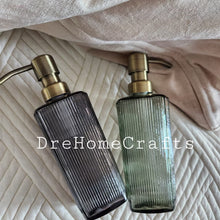 Lade das Bild in den Galerie-Viewer, clear soap dispenser Australia , clear soap dispenser set, clear hand , soap dispenser luxury soap dispenser set with gold pump, glass soap dispenser uk Australia nz | Christmas fall soap dispenserluxury soap dispenser set, glass soap dispenser uk australia nz, christmas fall soap dispenser