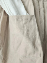 Lade das Bild in den Galerie-Viewer, Best kitchen aprons for women cooking | Fancy and cool linen pinafore for ladies
