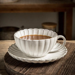 Kaffee- oder Teetasse und Untertasse im Vintage-Stil, Blumenrand 