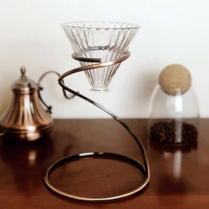 Stilvoller Coffee Pour Over-Ständer, Glasfilter, Glaskaraffe und Kupferkessel mit Schwanenhals