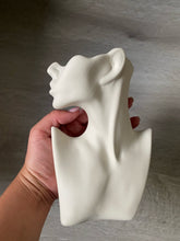 Charger l&#39;image dans la galerie, Vase sculptural en céramique vase élégant corps de femme vase pour fleurs vase de tête vase de corps féminin vase de corps courbé
