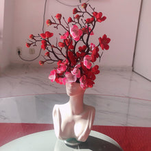 Lade das Bild in den Galerie-Viewer, Skulpturale Vase aus Keramik, stylische Vase, Frauenkörpervase für Blumen, Kopfvase, weibliche Körpervase, kurvige Körpervase
